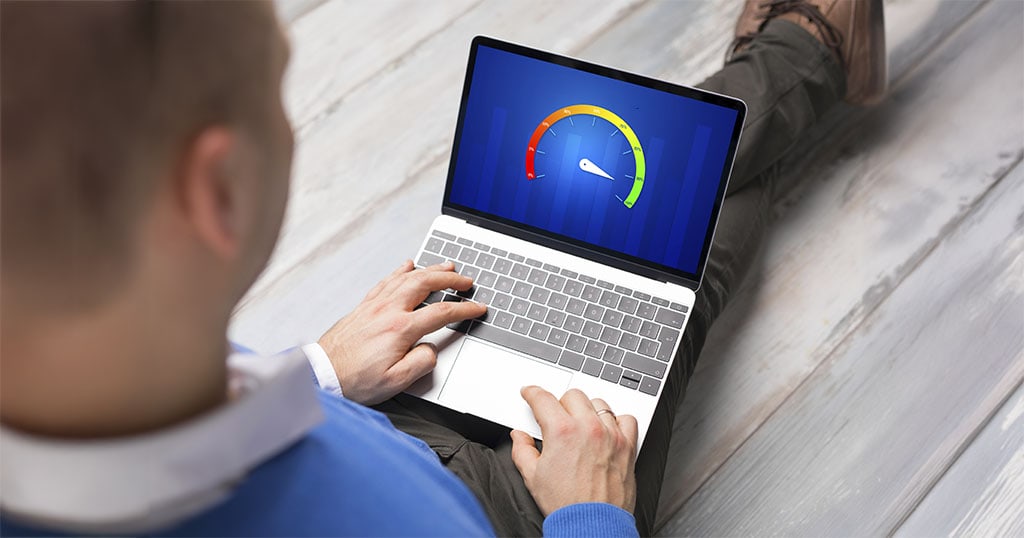 Jauge illustrant le score de crédit sur un ordinateur portable